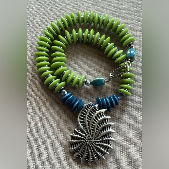 22 inch green and blue beachy necklace NWOT - Picture 11 of 15